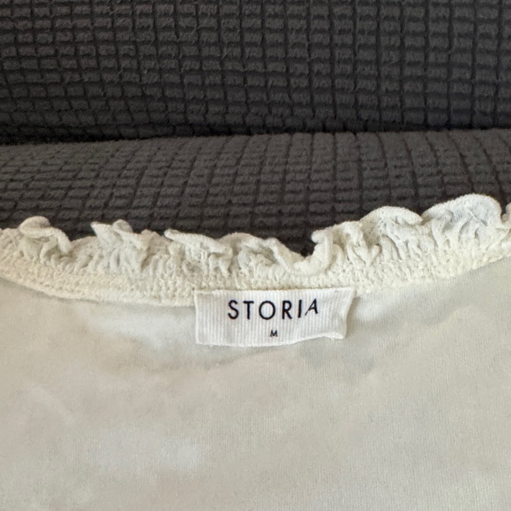 Storia Ivory Ruffled Edge Top - Picture 2 of 4
